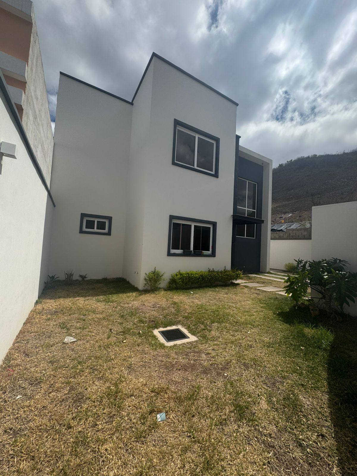 Alquiler: Res. El Sauce, Villa Napoleones/ BRJ1-ACC6